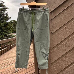 GAP Fit Army Green Capri Pull-On Hiking Pants Petite